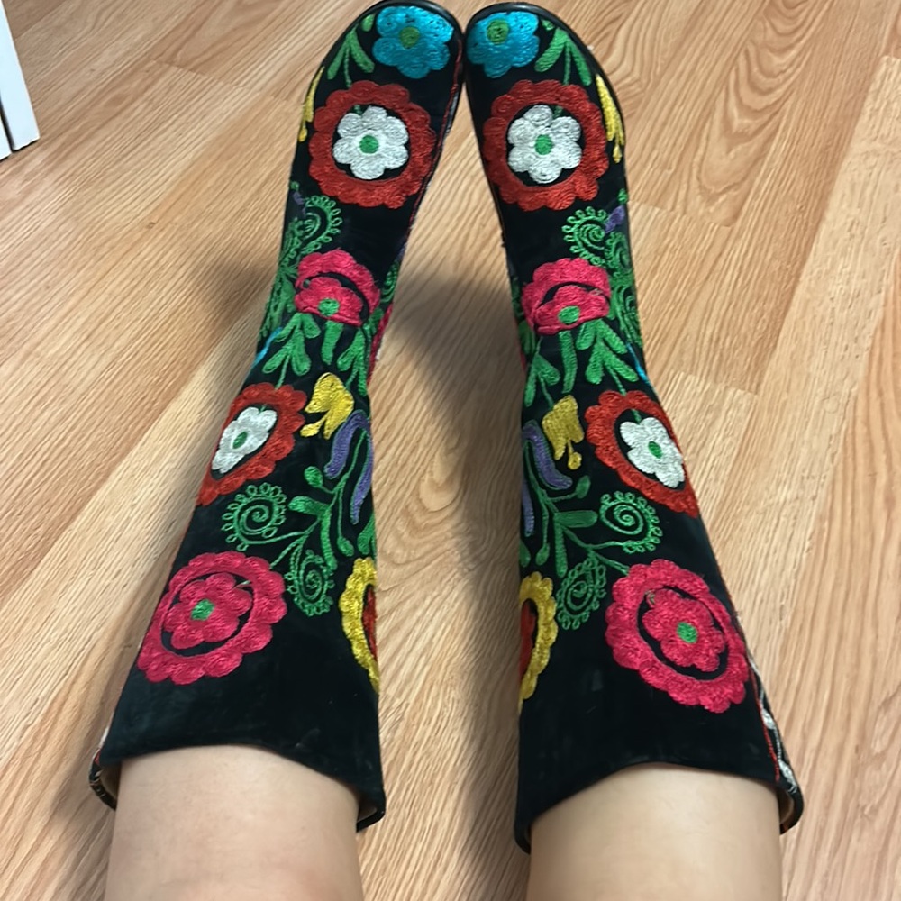 AMAZING vintage velvet embroidered boots 🤩